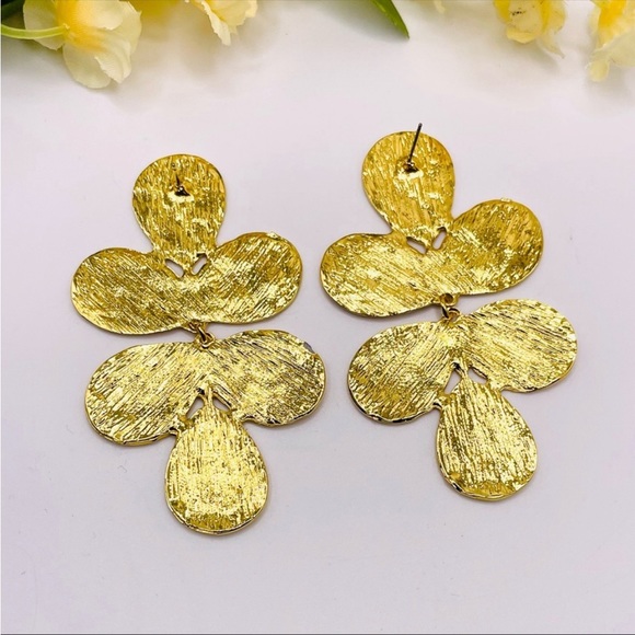 Hammered Gold Double Clover Earrings - Picture 5 of 5